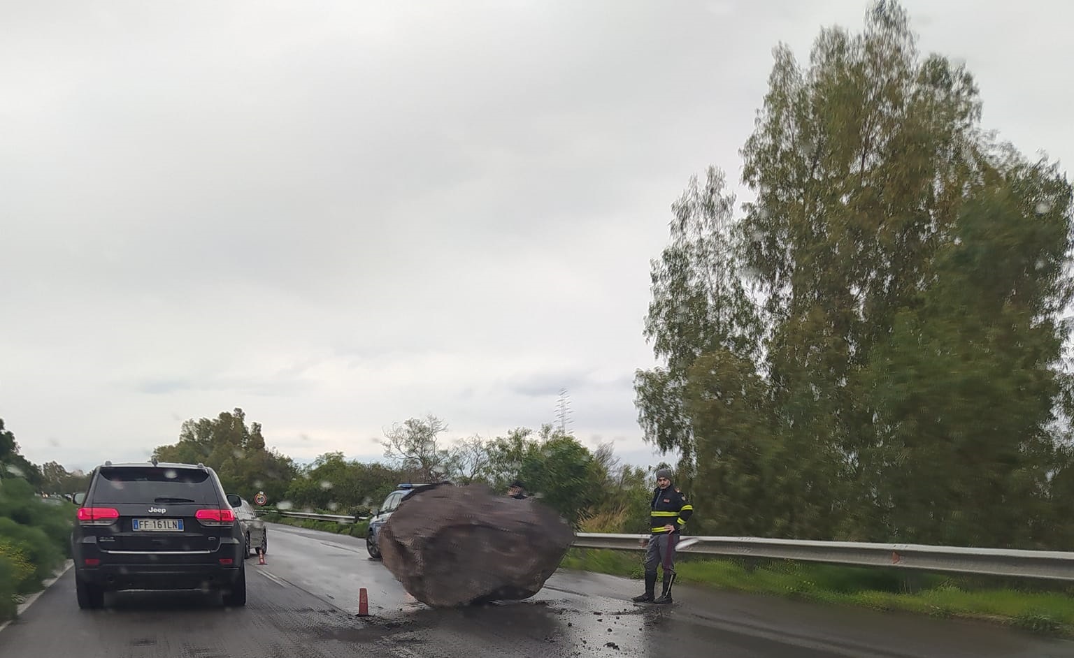 Paura sull’autostrada Messina-Catania, masso precipita sulla carreggiata