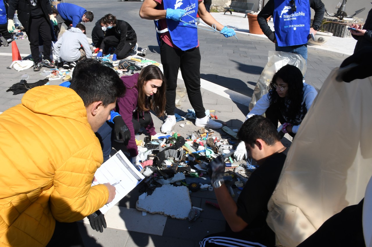 Progetto Nauticinblu, centinaia di studenti puliscono spiagge a Milazzo e Messina (FOTO)