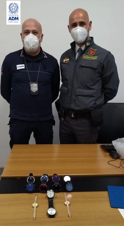 Aeroporto di Catania, sequestrati 12 orologi falsi importati dalla Turchia