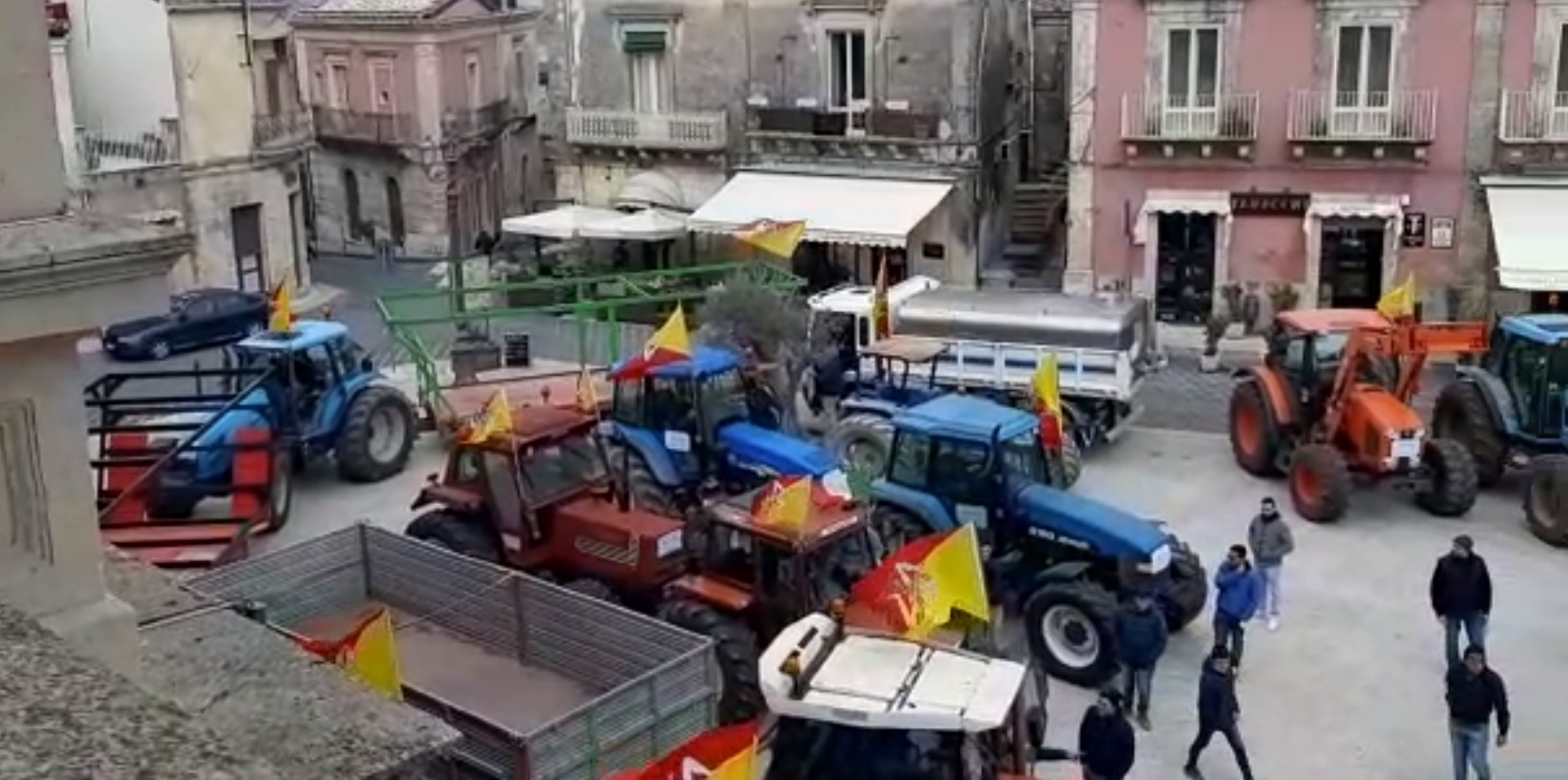 Palazzolo Acreide, caro energia e rincari: agricoltori e allevatori in piazza con i trattori