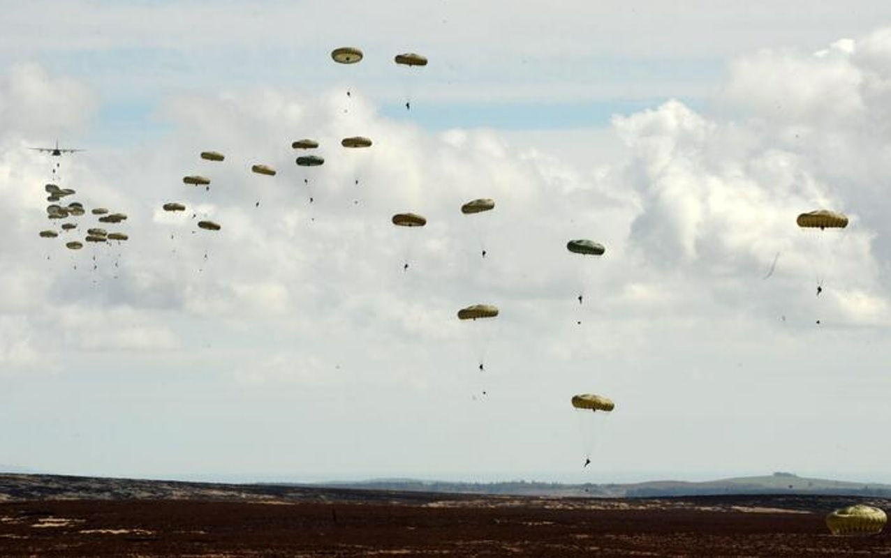 Due parà atterrano per errore tra le case: trasportati d’urgenza in ospedale