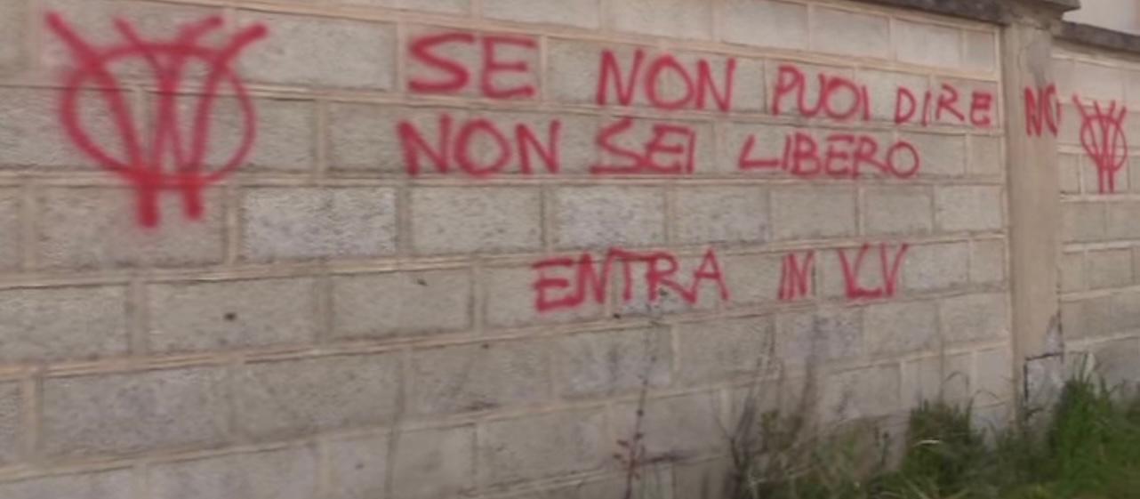 Partinico, spuntano scritte no vax sulle mura del cimitero