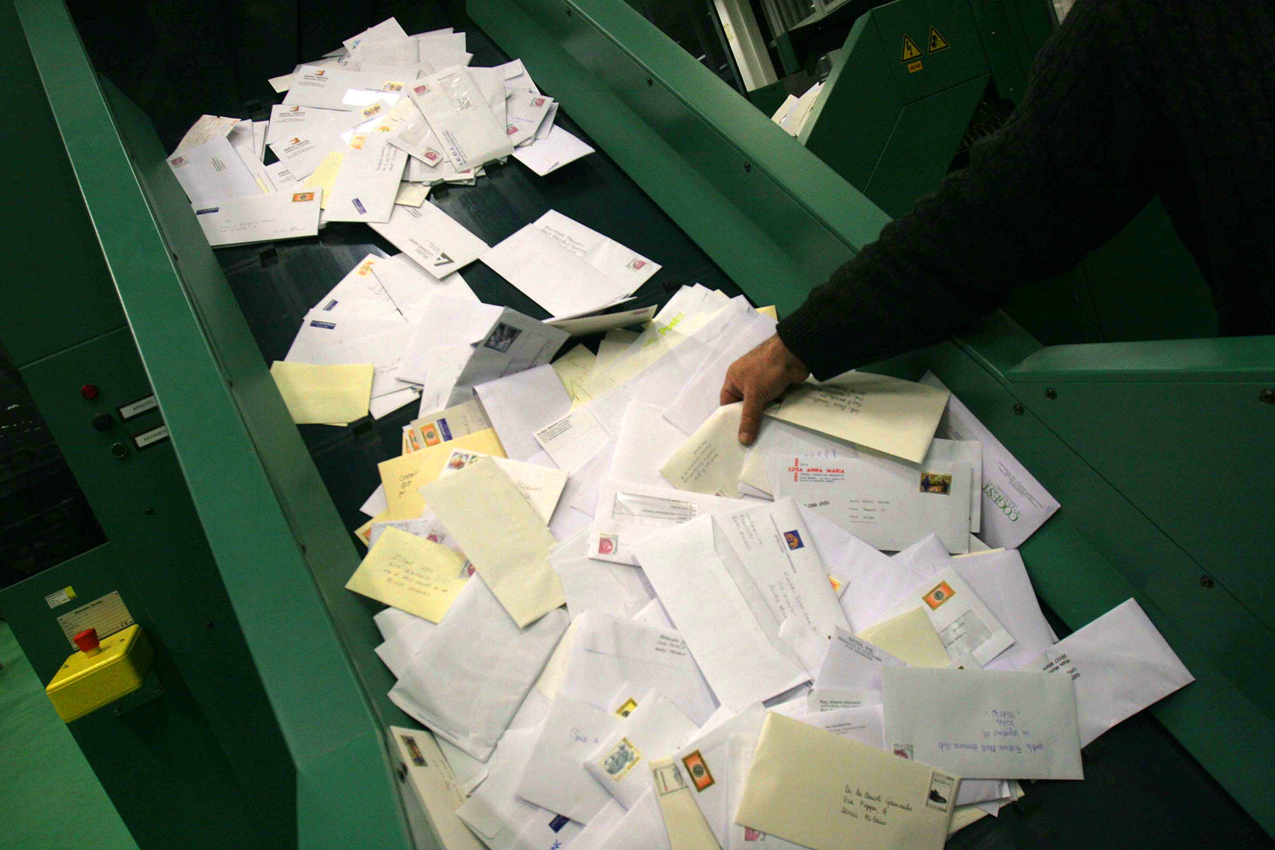 Uffici comunali siciliani sommersi tra carte e timbri. La digitalizzazione? Fantascienza