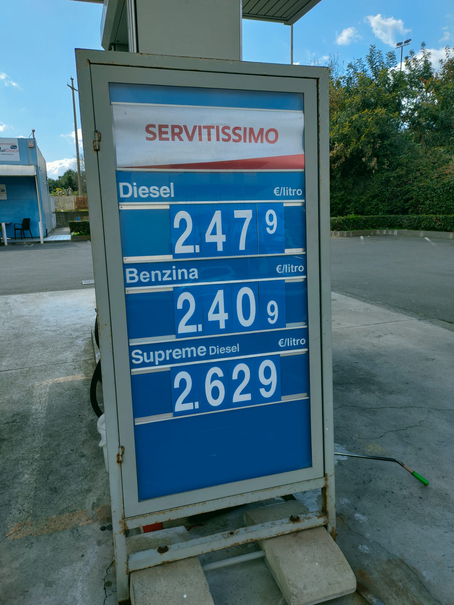 Caro carburante, il dilemma dei gestori: “Chiudere o licenziare”