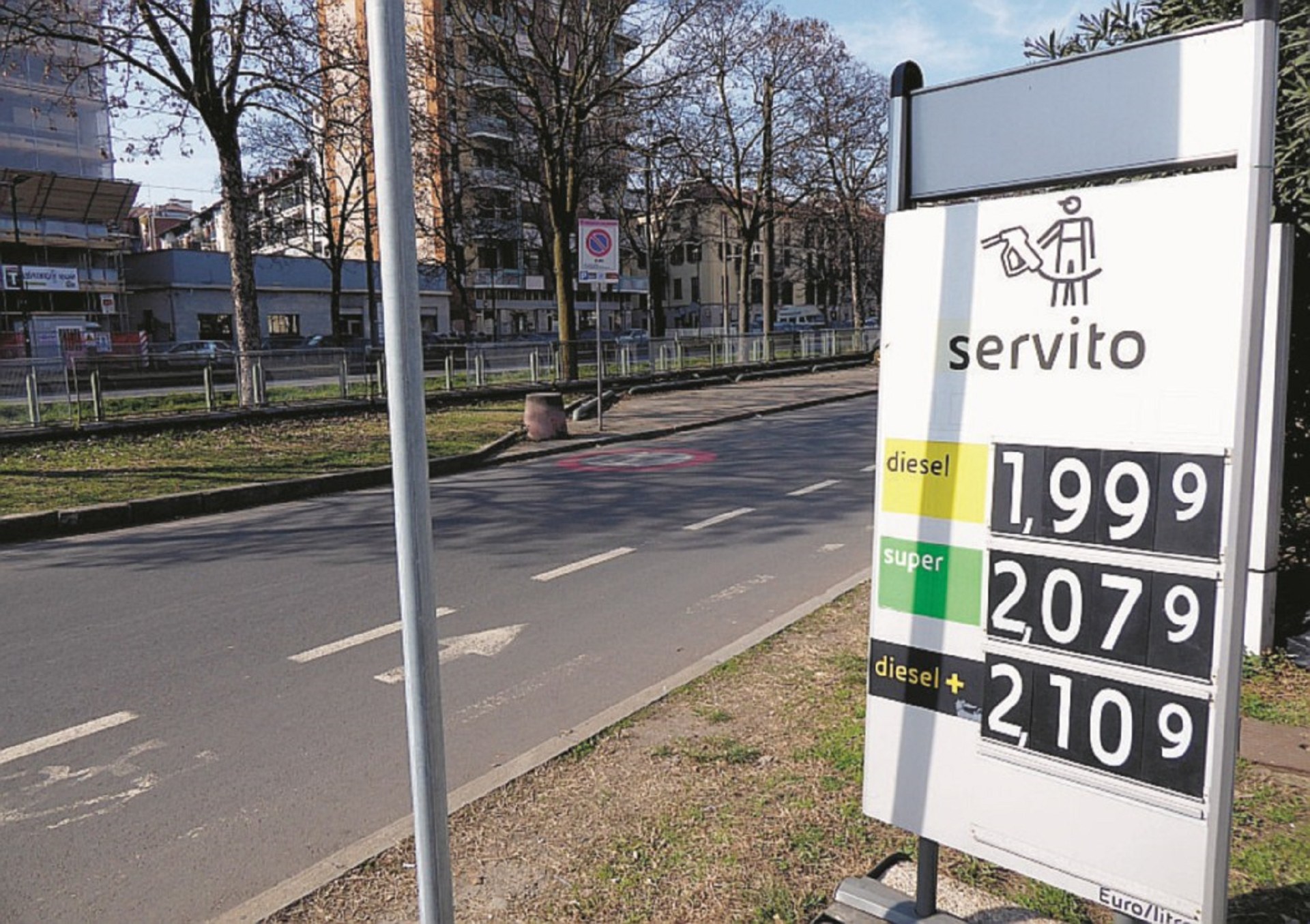 Guerra Ucraina, embargo sul petrolio russo, aumenterà ancora il prezzo della benzina?