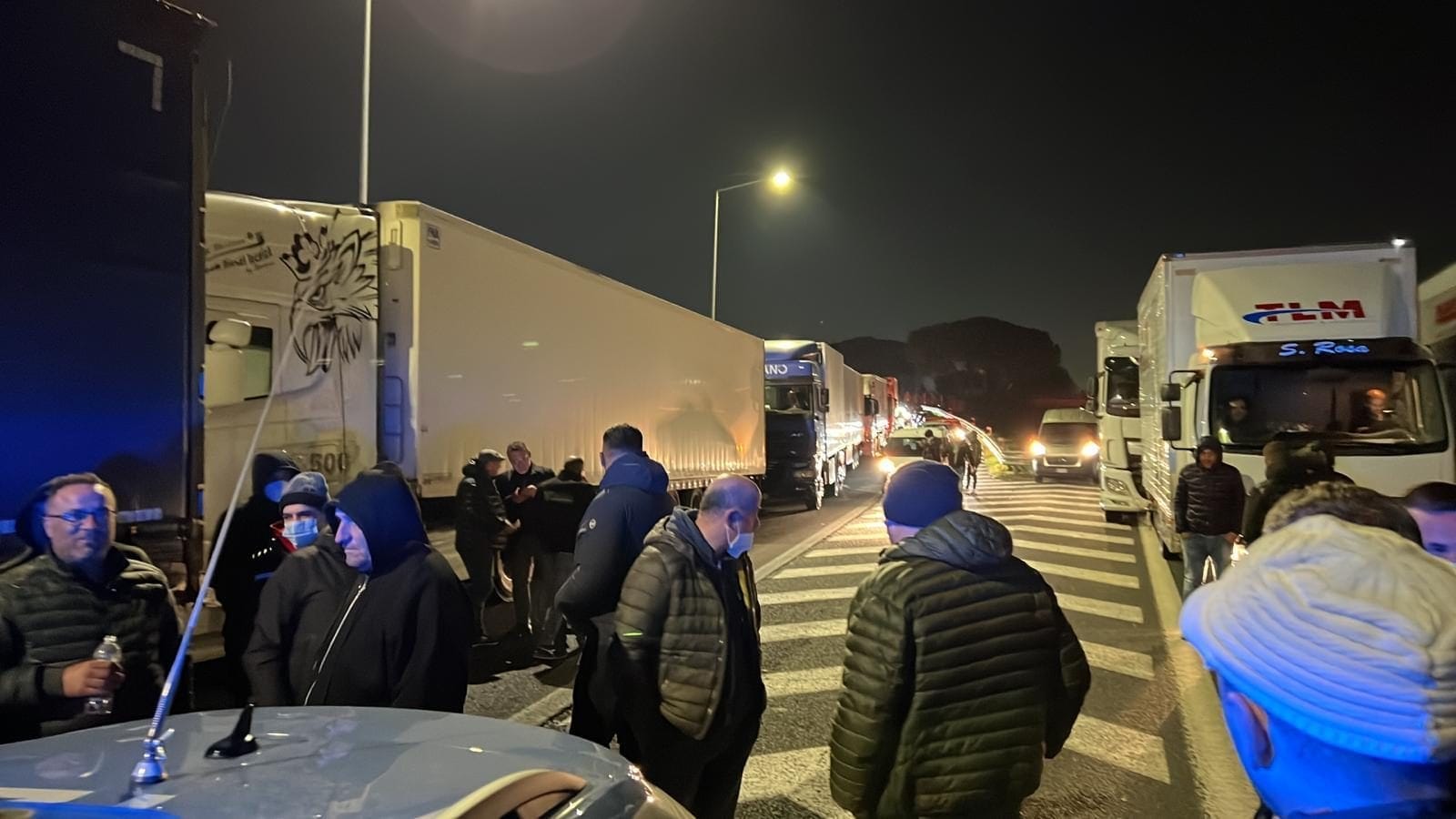 Esplode la protesta contro il caro benzina, tir bloccano l’autostrada
