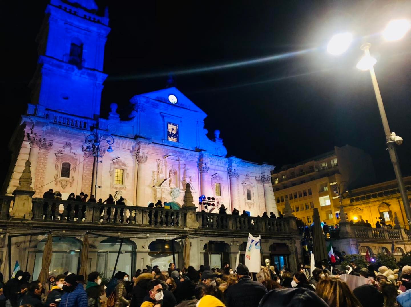Ragusa unita per la pace, in migliaia in piazza San Giovanni, le Foto