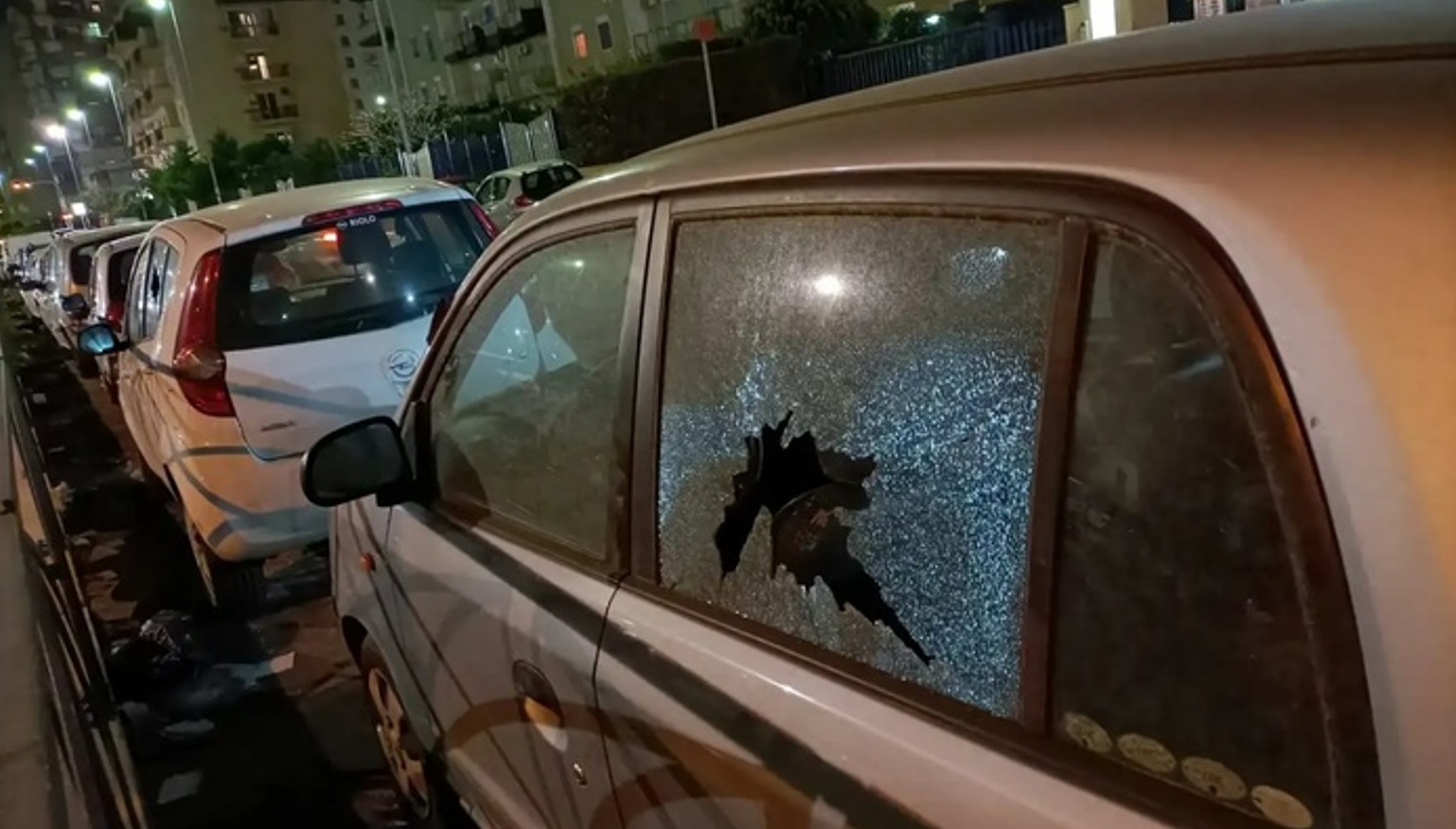 Vandali in azione a Palermo, auto con vetri rotti allo Sperone
