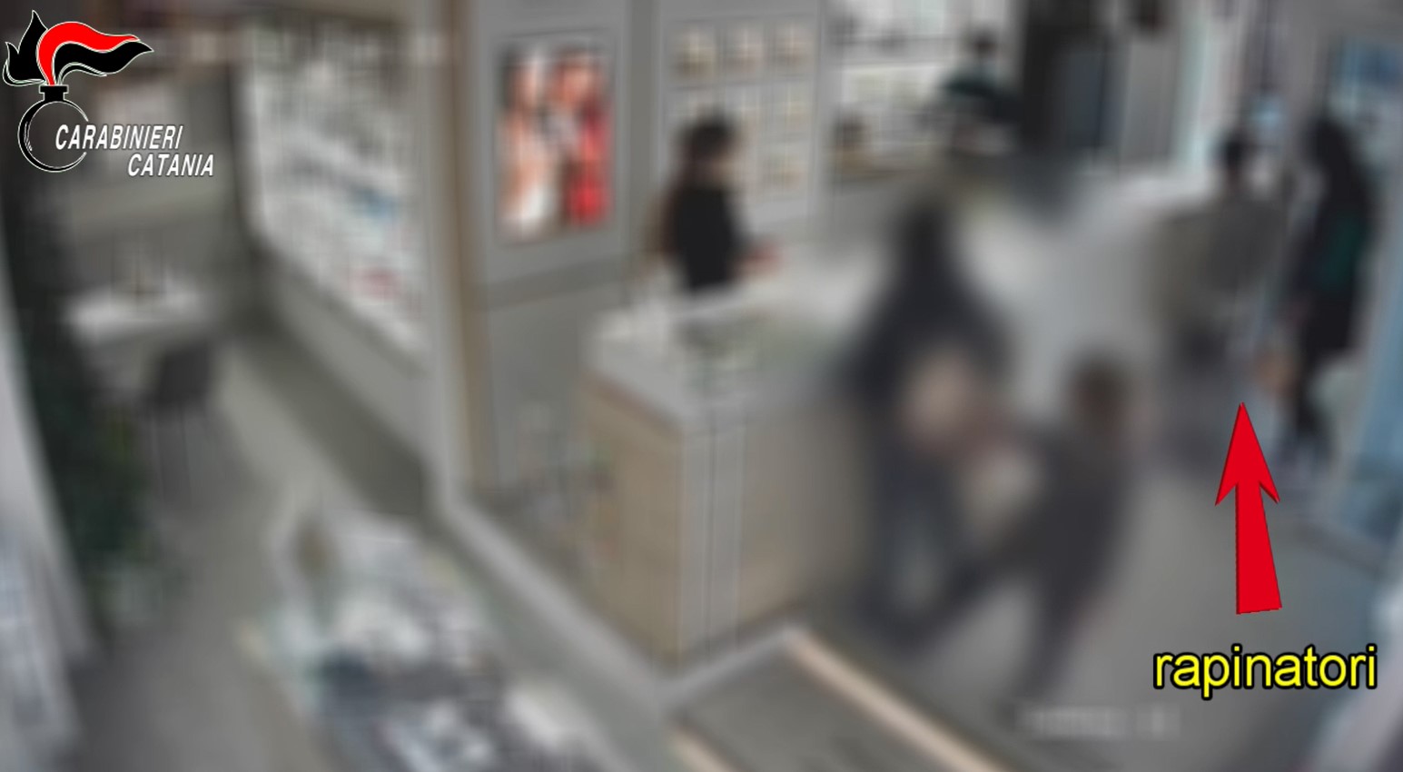 Travestito da donna rapinò gioielleria a Catania e picchiò i commessi VIDEO