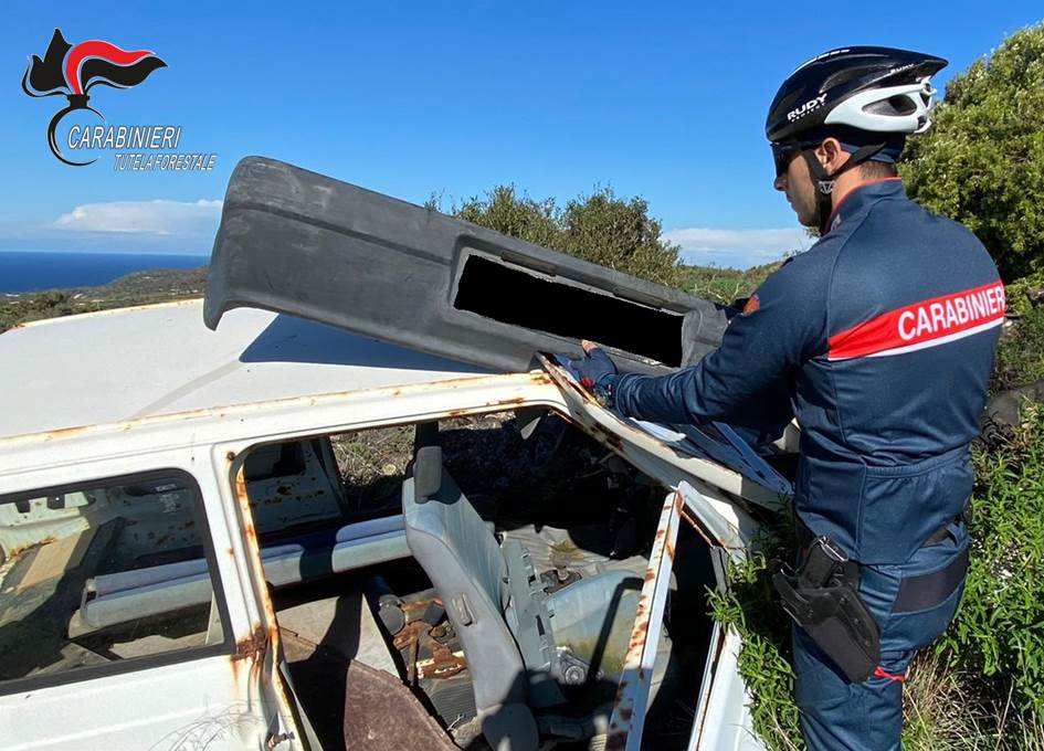 Pantelleria, rifiuti e carcasse di auto abbandonate: scattano le multe
