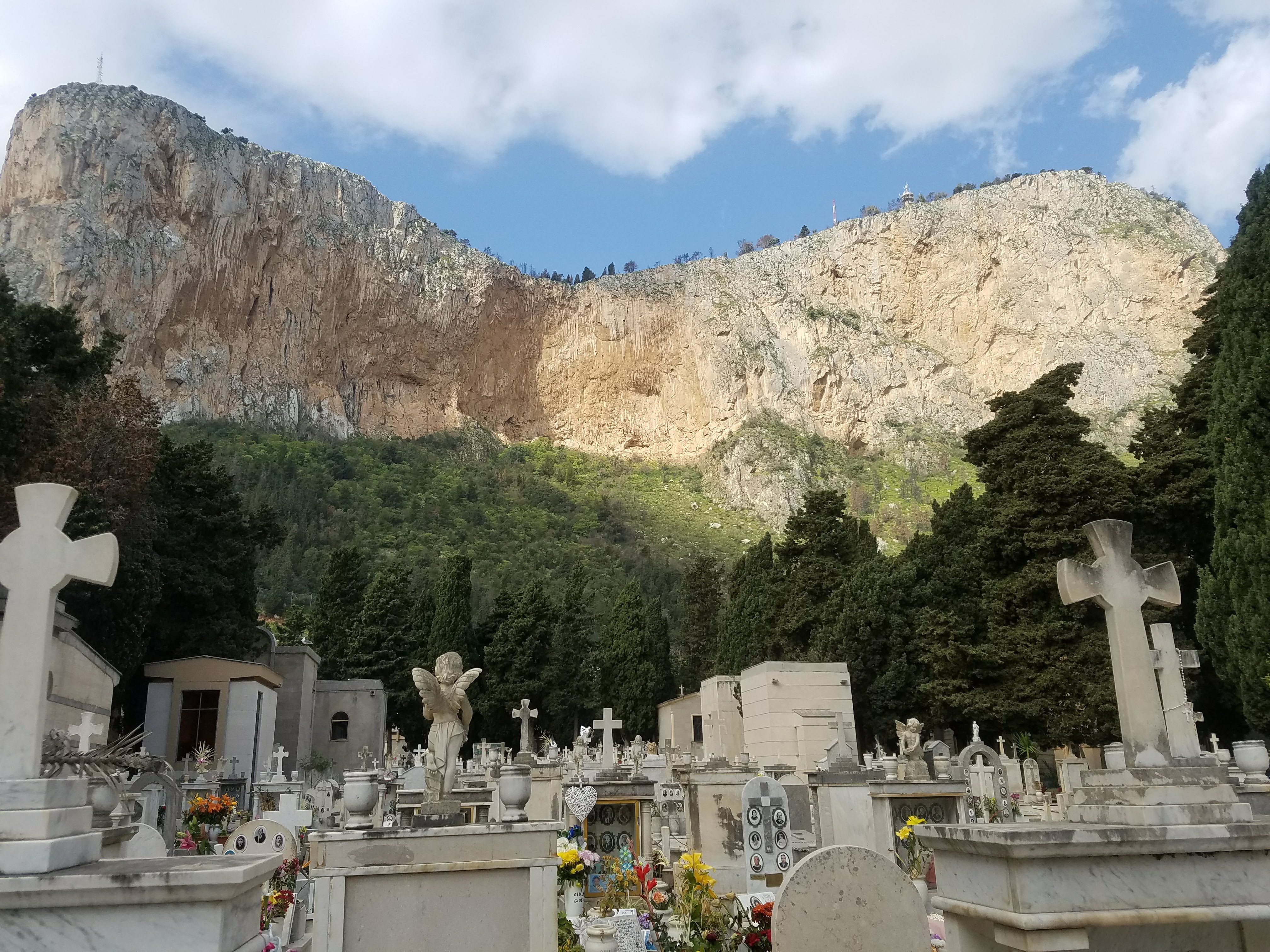 Palermo, incidente al cimitero dei Rotoli: anziano precipita dentro una tomba