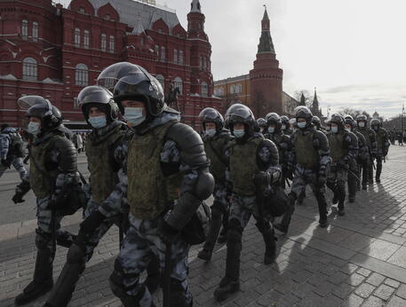 Russia, entrano in villa ex genero Putin e issano bandiera Ucraina, arrestati