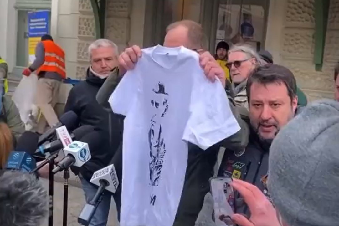 Salvini contestato in Polonia, sindaco gli mostra la t-shirt con Putin