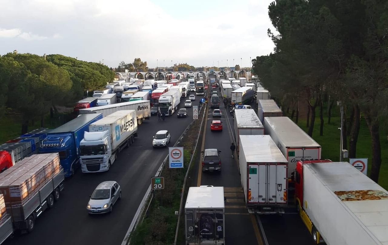 Bonus pedaggi autostradali per autotrasportatori 2024: requisiti, scadenze e come richiederlo