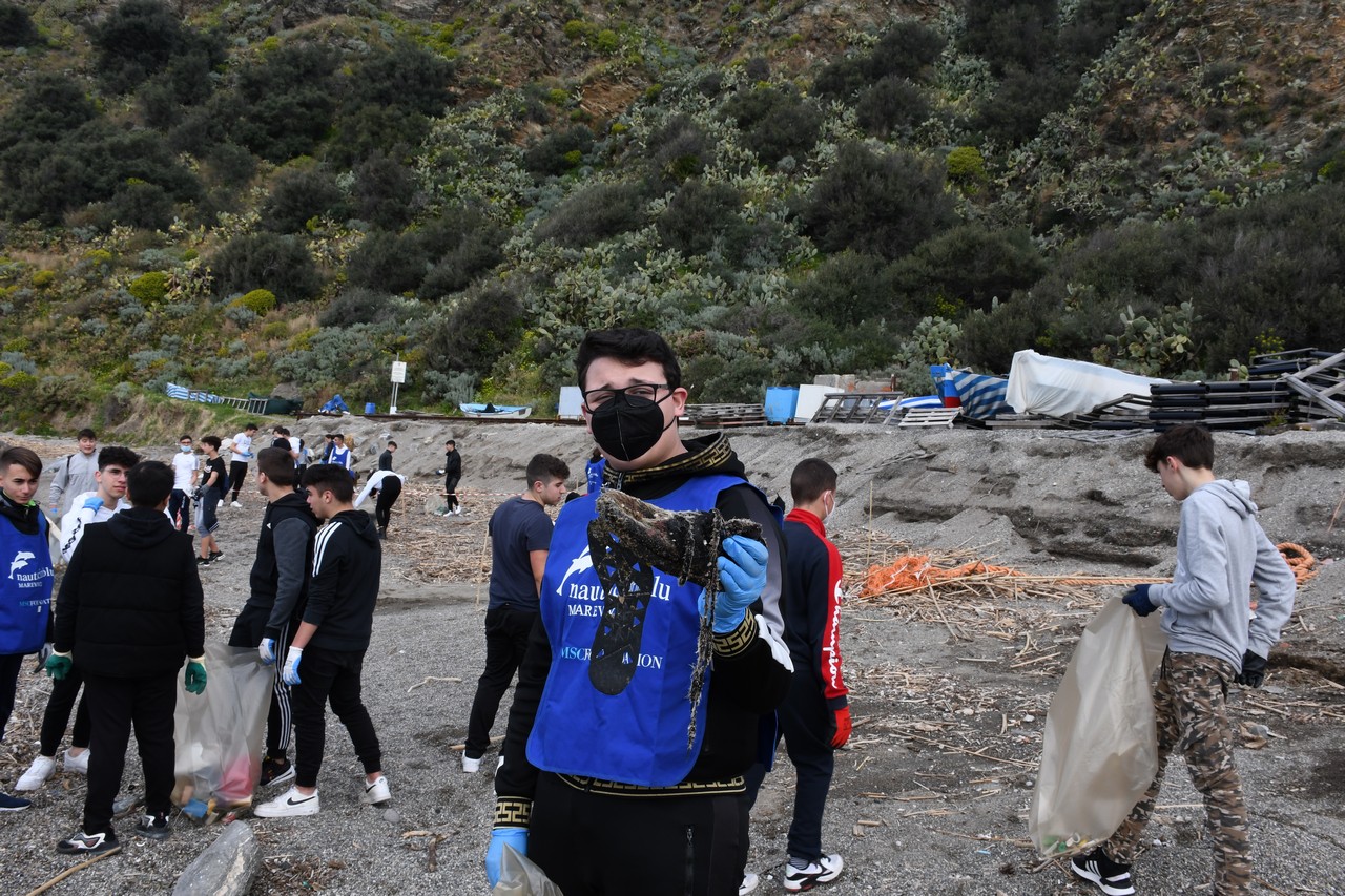 Progetto Nauticinblu, centinaia di studenti puliscono spiagge a Milazzo e Messina (FOTO)