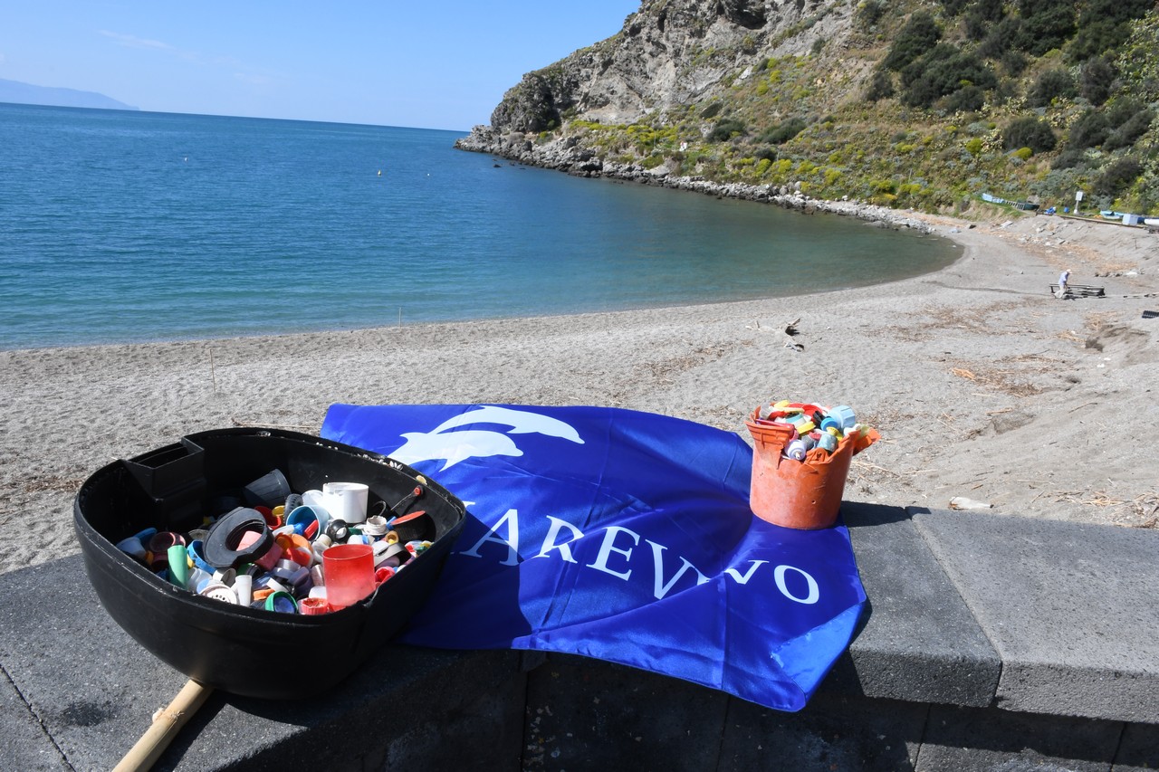 Progetto Nauticinblu, centinaia di studenti puliscono spiagge a Milazzo e Messina (FOTO)