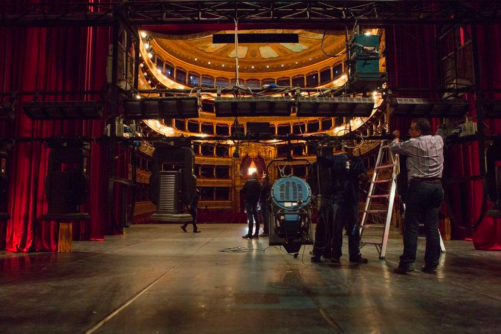 Crisi nera degli operatori dello spettacolo: la singolare protesta al Teatro Biondo di Palermo