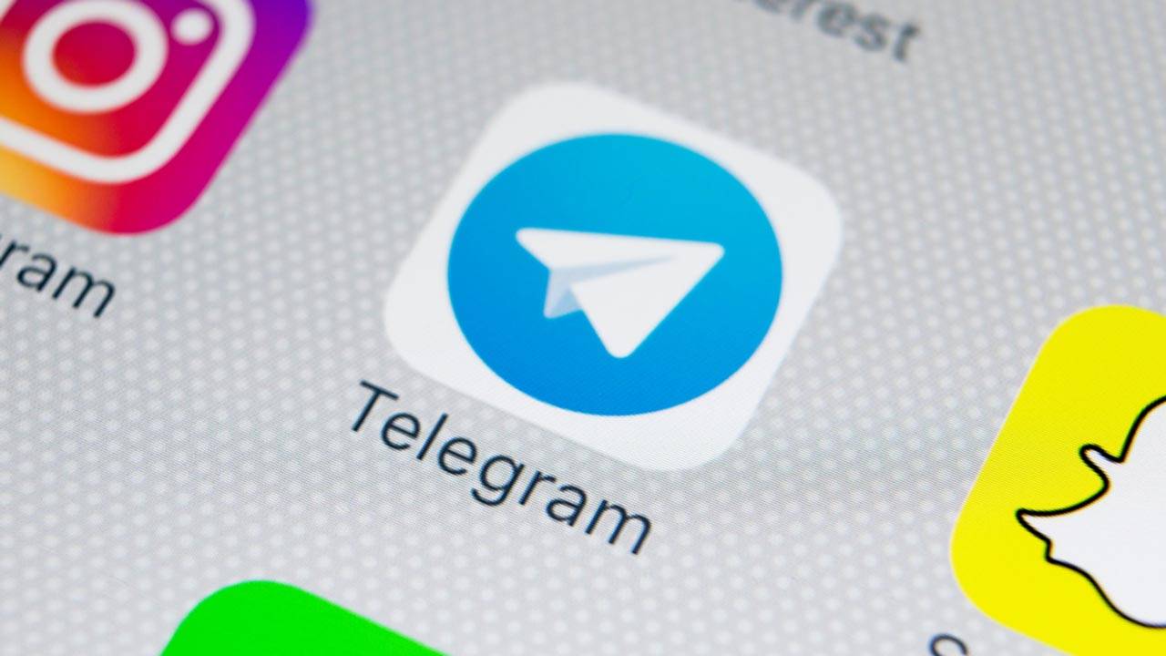 Caltanissetta, droga e armi vendute su Telegram: sequestrati e chiusi 11 canali