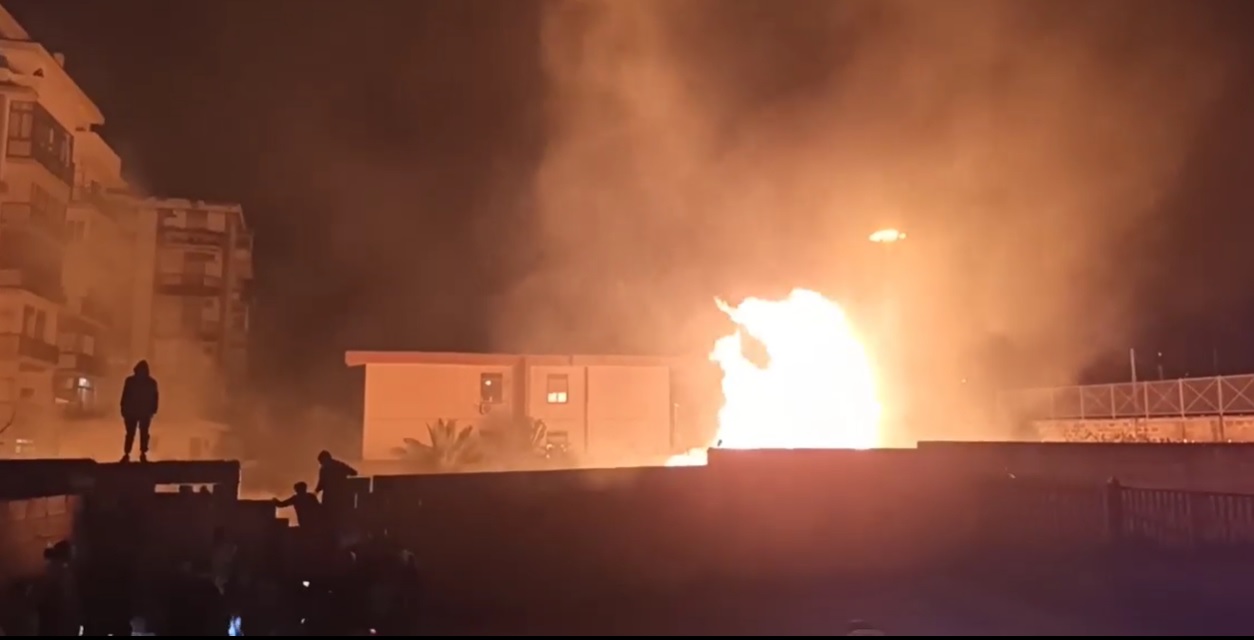 Vampe di San Giuseppe, notte di follia a Palermo: sassi contro carabinieri e vigili del fuoco