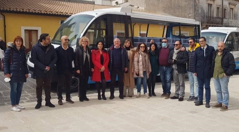 Un autobus turistico da Siracusa e Noto per raggiungere le zone interne