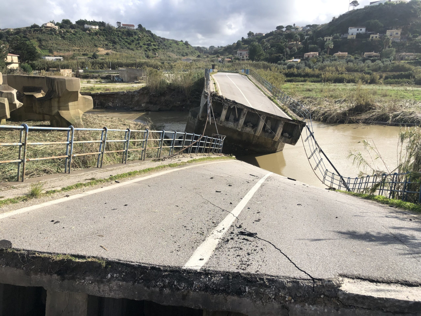 Demolizione ponte San Bartolomeo nel Trapanese