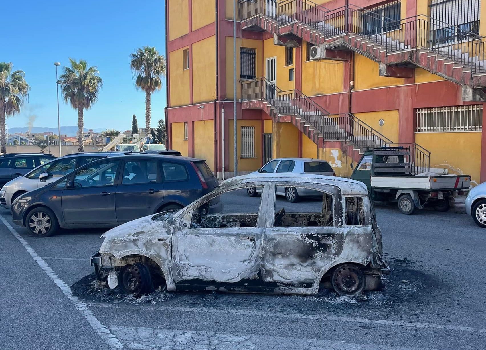 A Gela continua l’incubo degli attentati incendiari