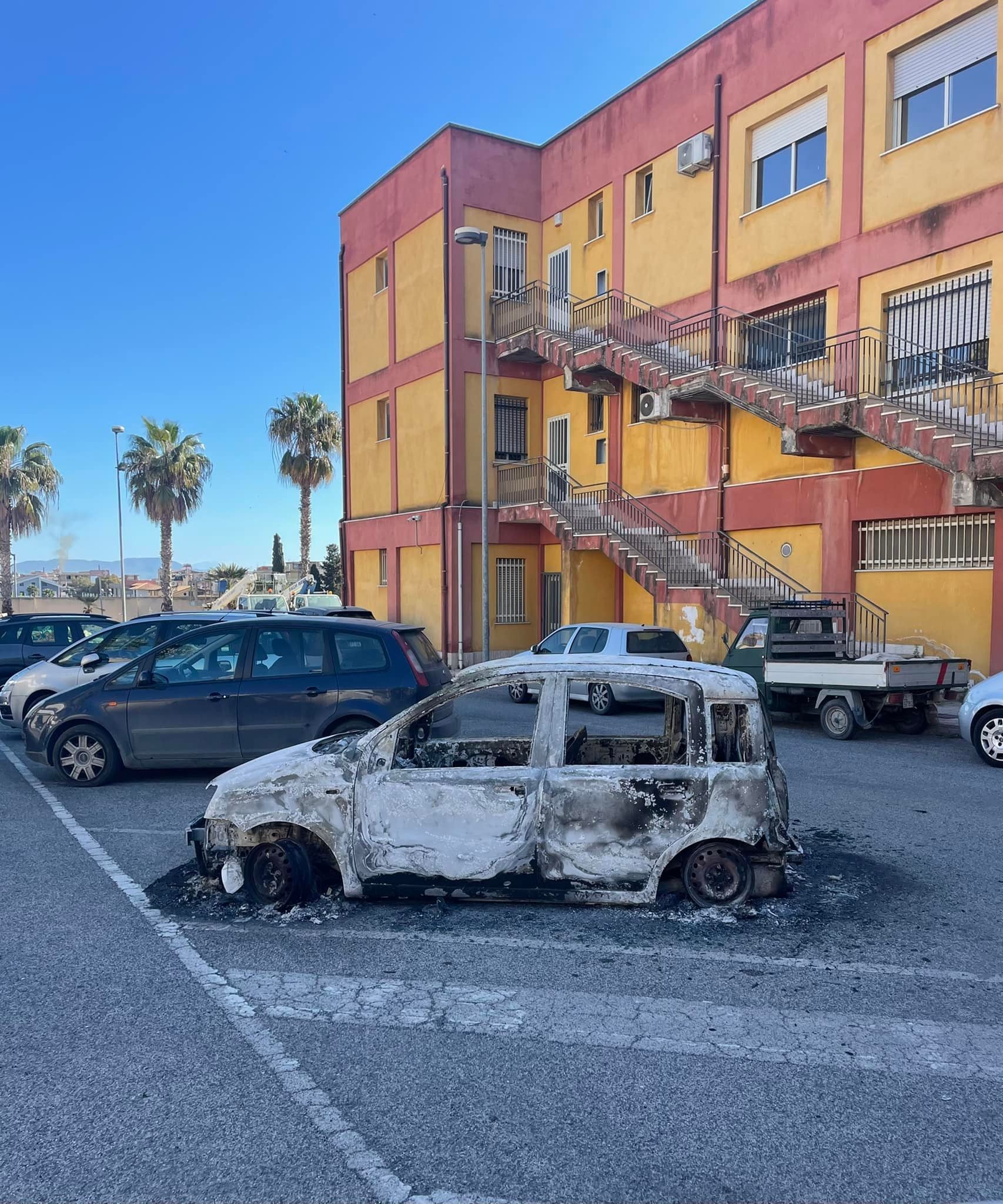 A Gela continua l’incubo degli attentati incendiari