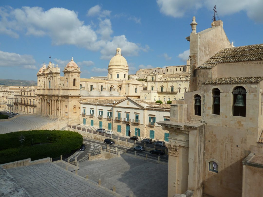 Noto, turisti truffati dall’albergatore che vendeva camere occupate: denunciato