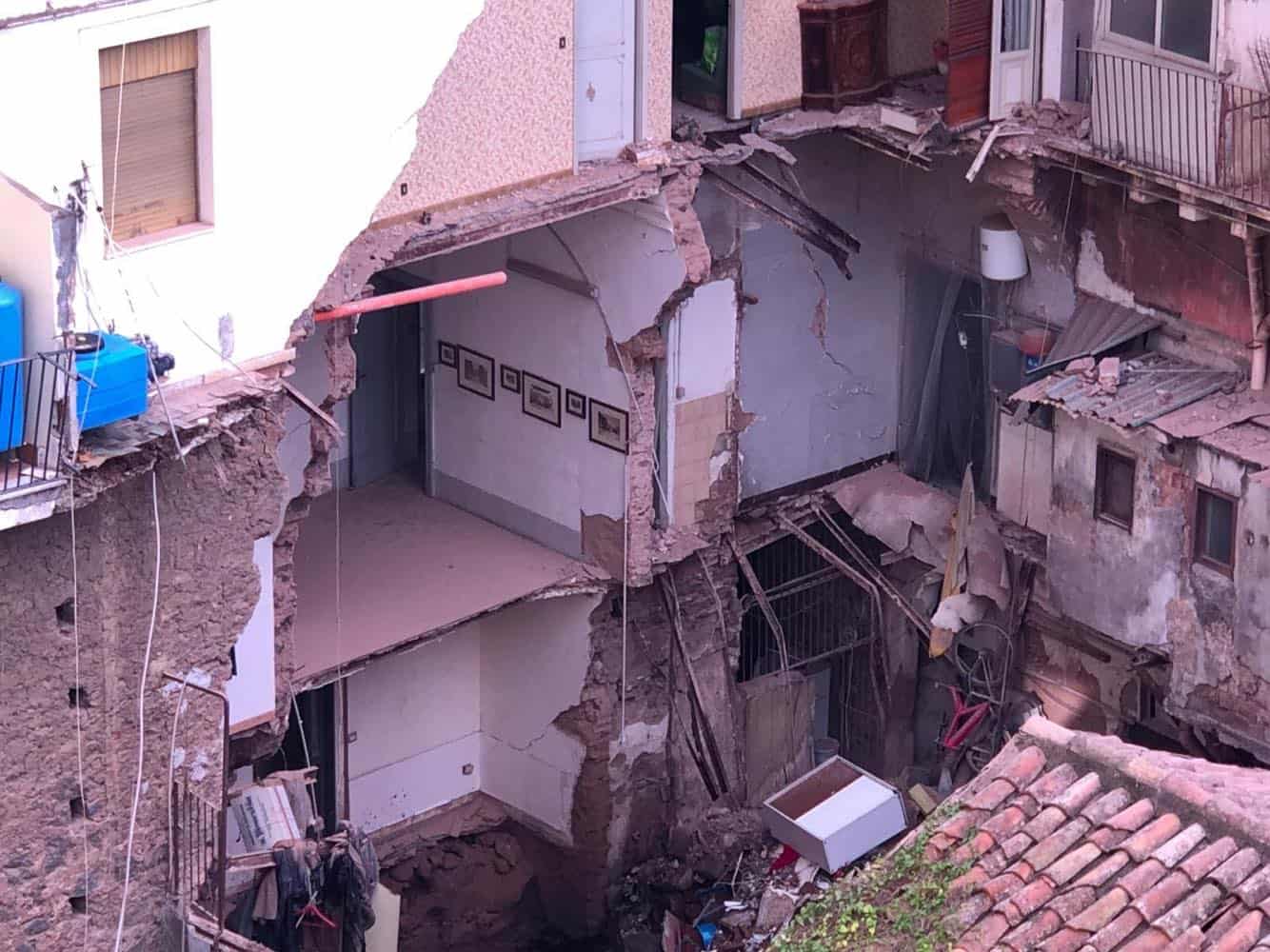 Catania, via Castromarino, il palazzo verrà demolito ma monta l’ira degli esclusi