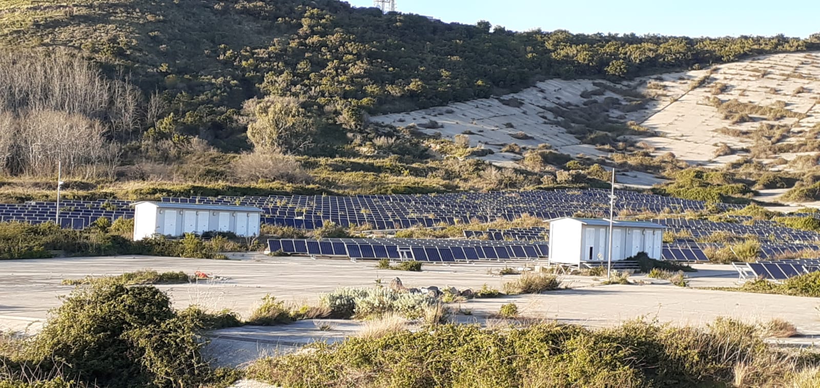 Vergogna a Lipari: la centrale solare nuova di zecca andata in malora