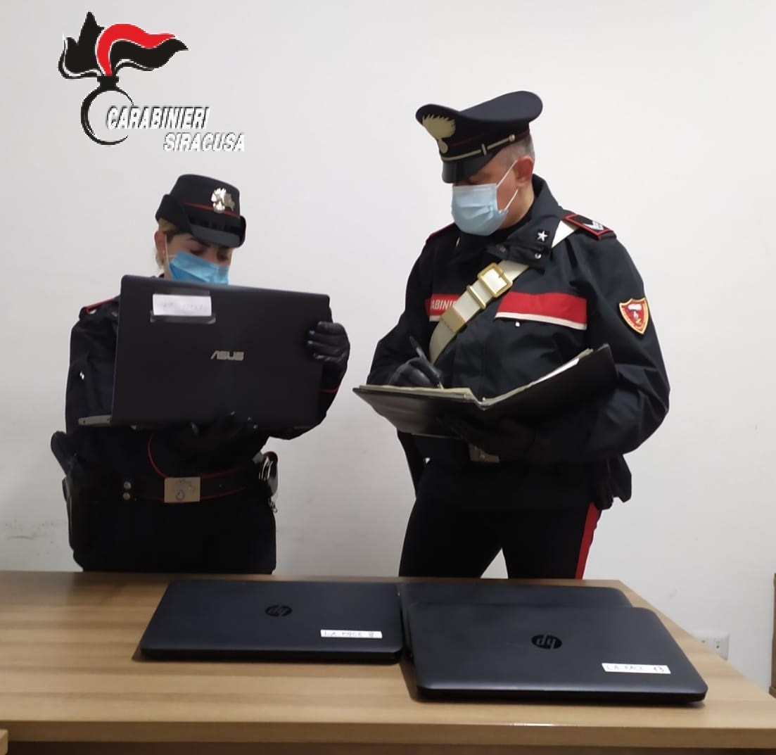 Augusta, sorpreso mentre scappava da una scuola con 5 computer: arrestato