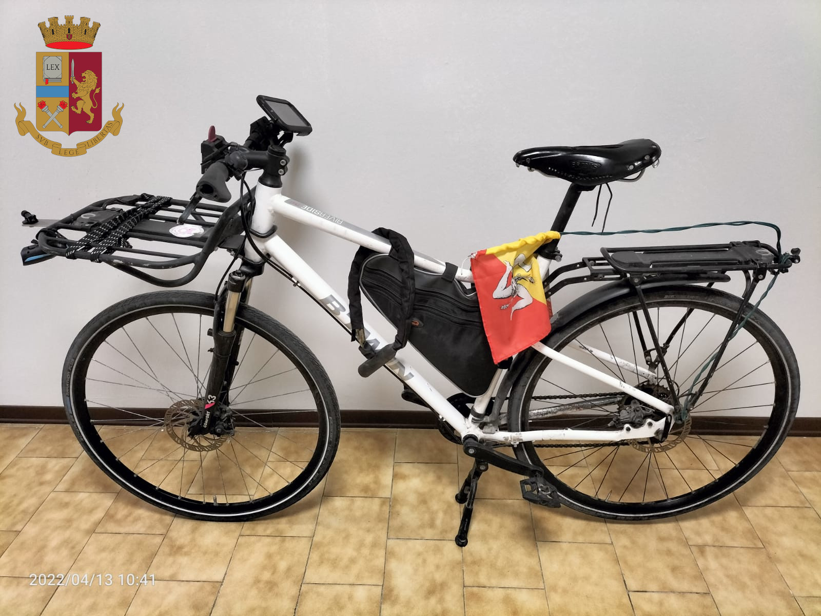Ladro di biciclette in azione: mezzo ritrovato, si cerca il proprietario
