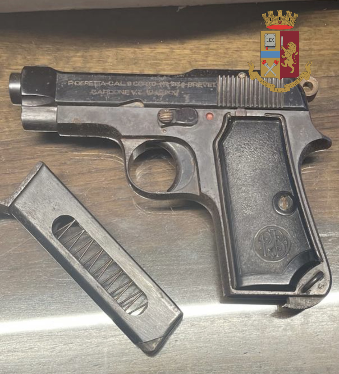 Catania, trova una pistola ed una bomba a mano mentre pulisce casa