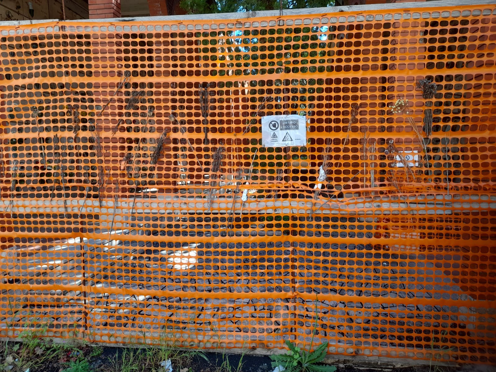 Cimitero di Acireale tra degrado, aree interdette e carenza di loculi