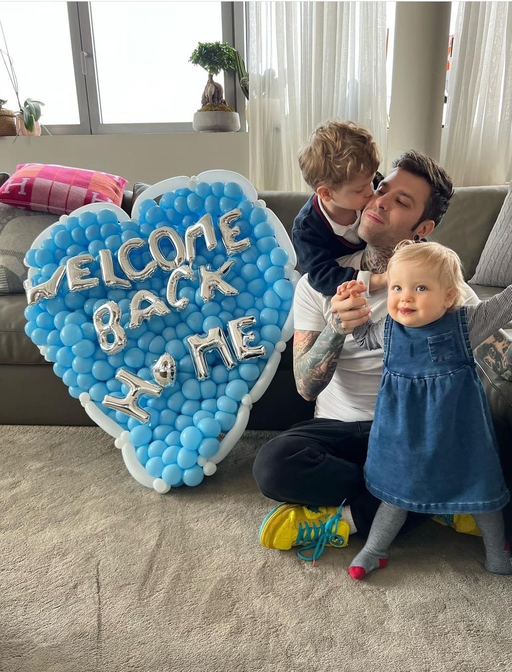 Fedez torna a casa e riabbraccia commosso i propri figli – FOTO Fedez torna a casa e riabbraccia commosso i propri figli – FOTO