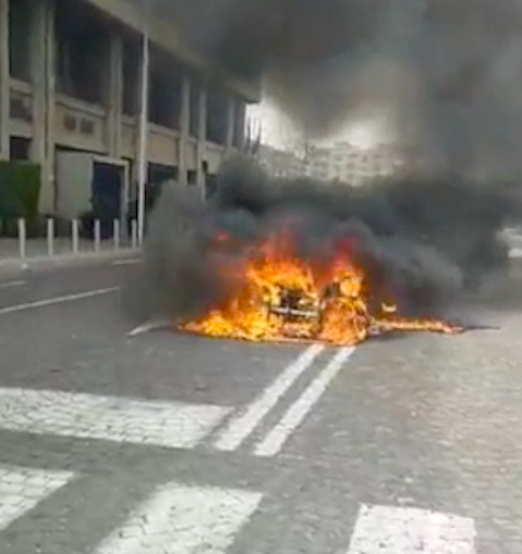 Catania, fiamme in corso Sicilia: a fuoco minicar, paura tra i passanti