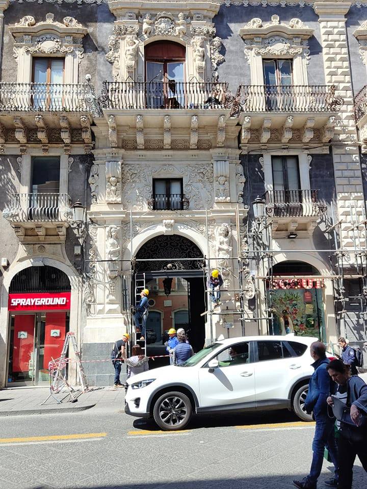 Catania,  via le impalcature da palazzo San Demetrio, gioiello barocco