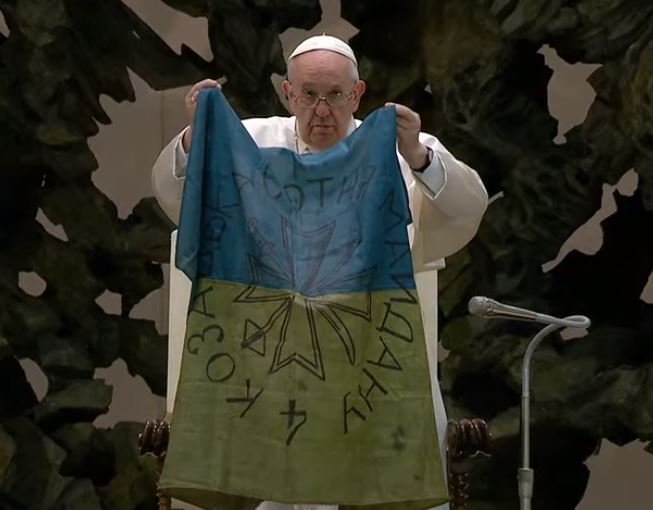 Papa Francesco sventola bandiera Ucraina da Bucha e prega per i bambini