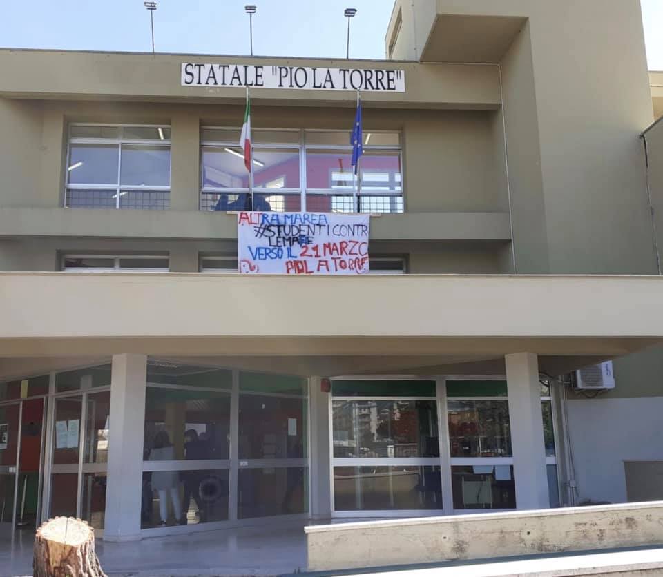 Preside Palermo nega dibattito su Ucraina e chiama la Digos, protesta studenti