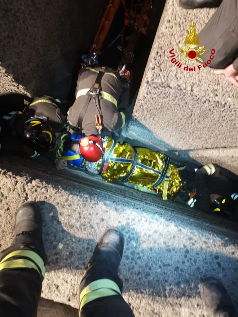 Cade tra i frangiflutti del porto di Catania: il salvataggio dei pompieri