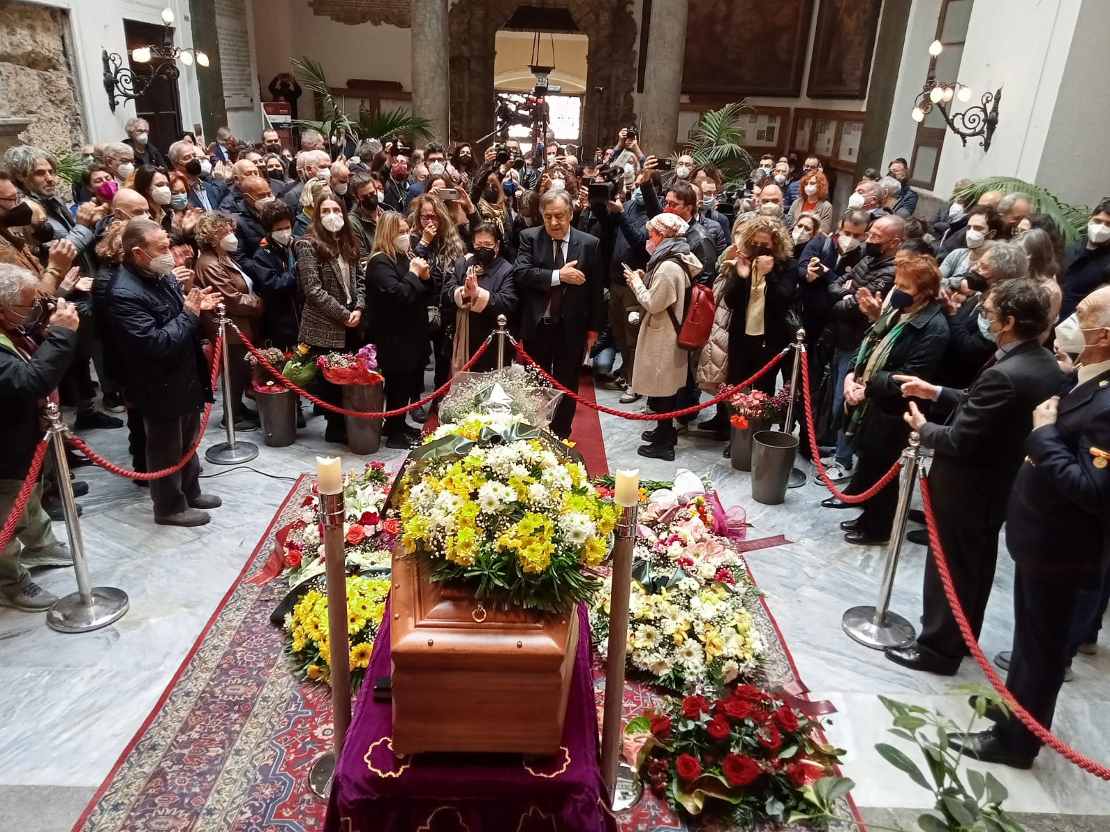 L’ultimo scatto di Letizia Battaglia, l’addio di Palermo – Video