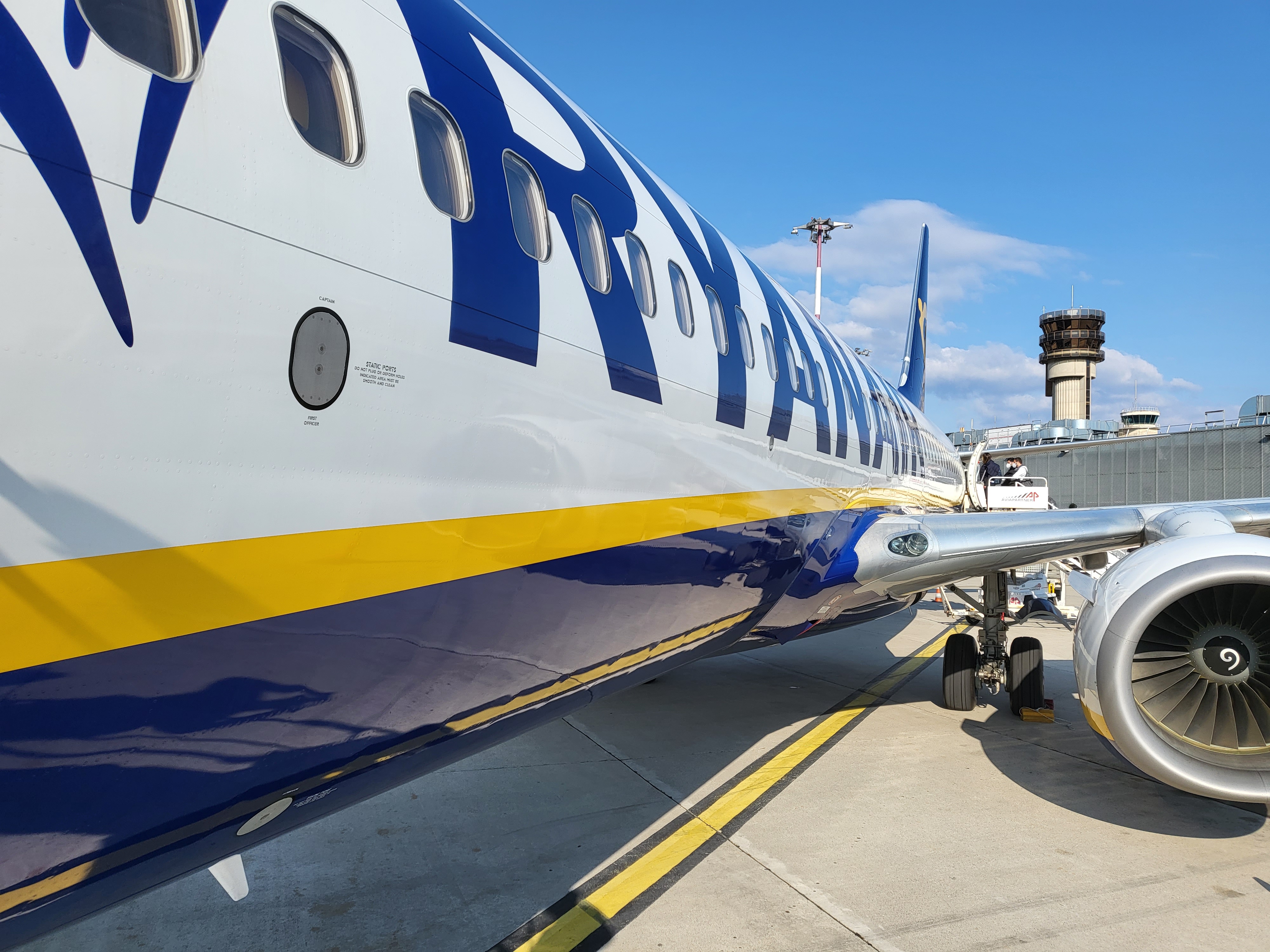 Sciopero aereo, voli cancellati per 24 ore: gli orari garantiti, come ottenere il rimborso