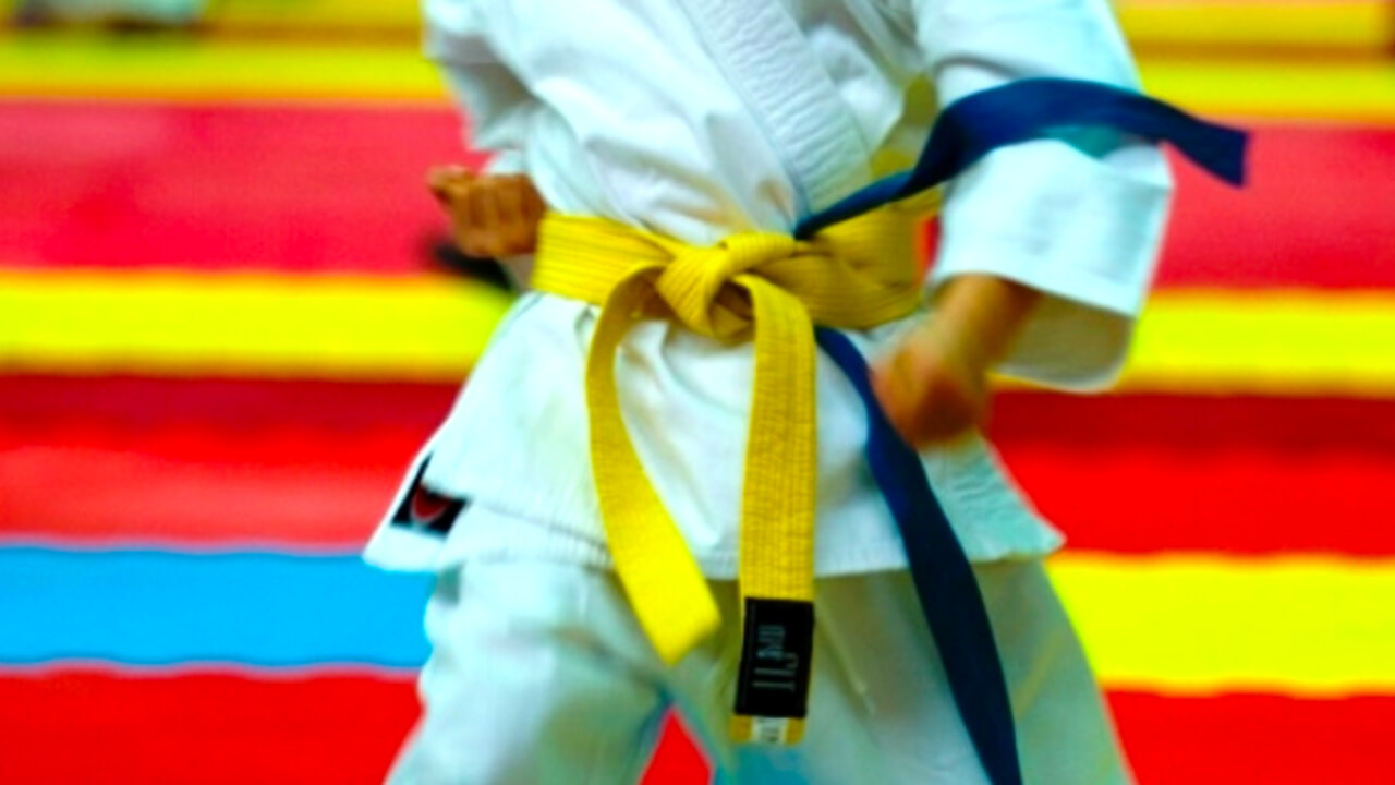 Lo iscrivono a un corso di arti marziali: bimbo muore per i calci del maestro