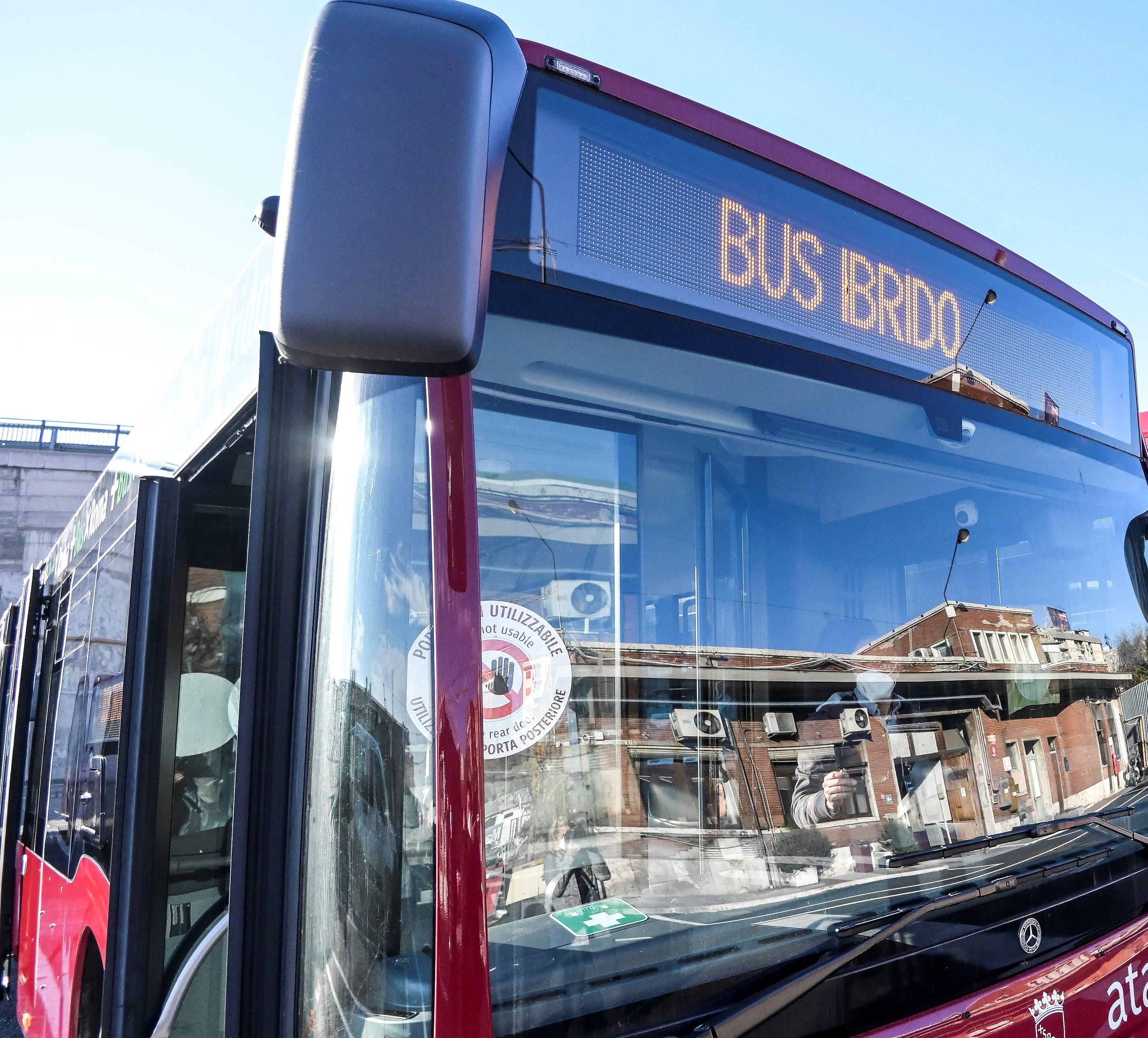 L’autista le chiede di indossare mascherina, donna scaglia sasso contro bus