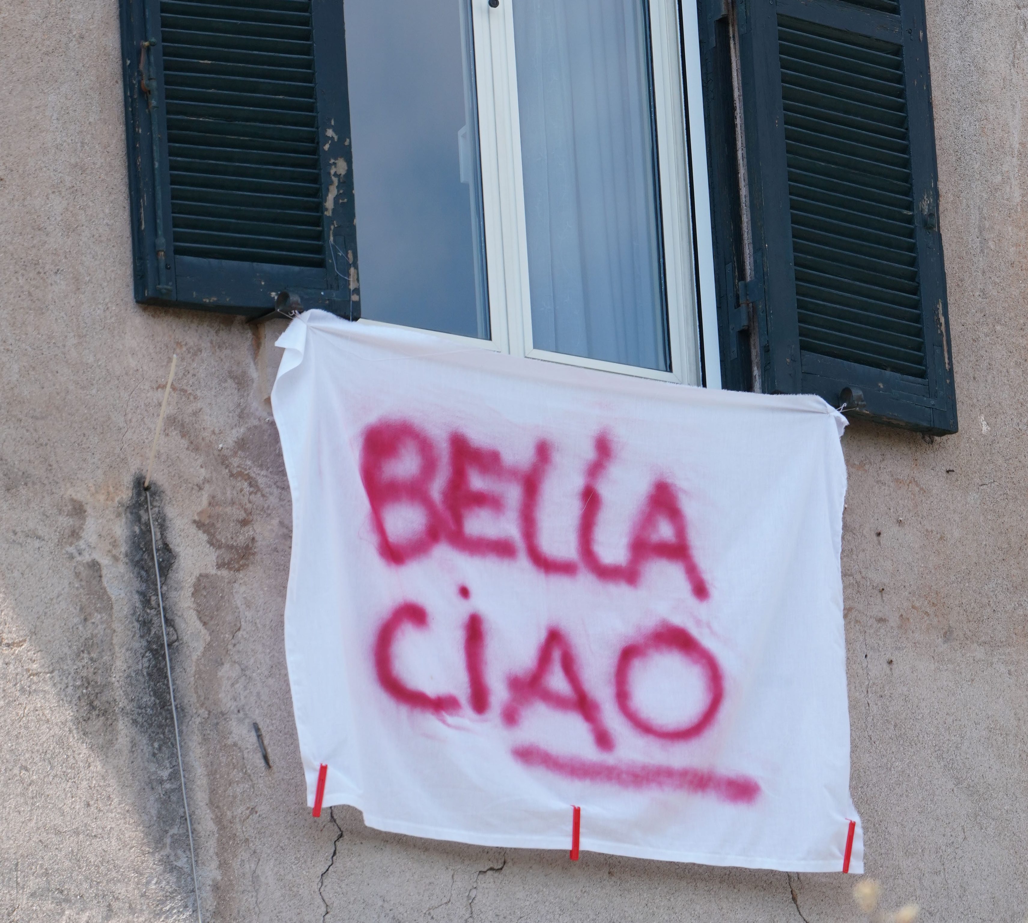 Insegna agli studenti “Bella ciao”, è polemica