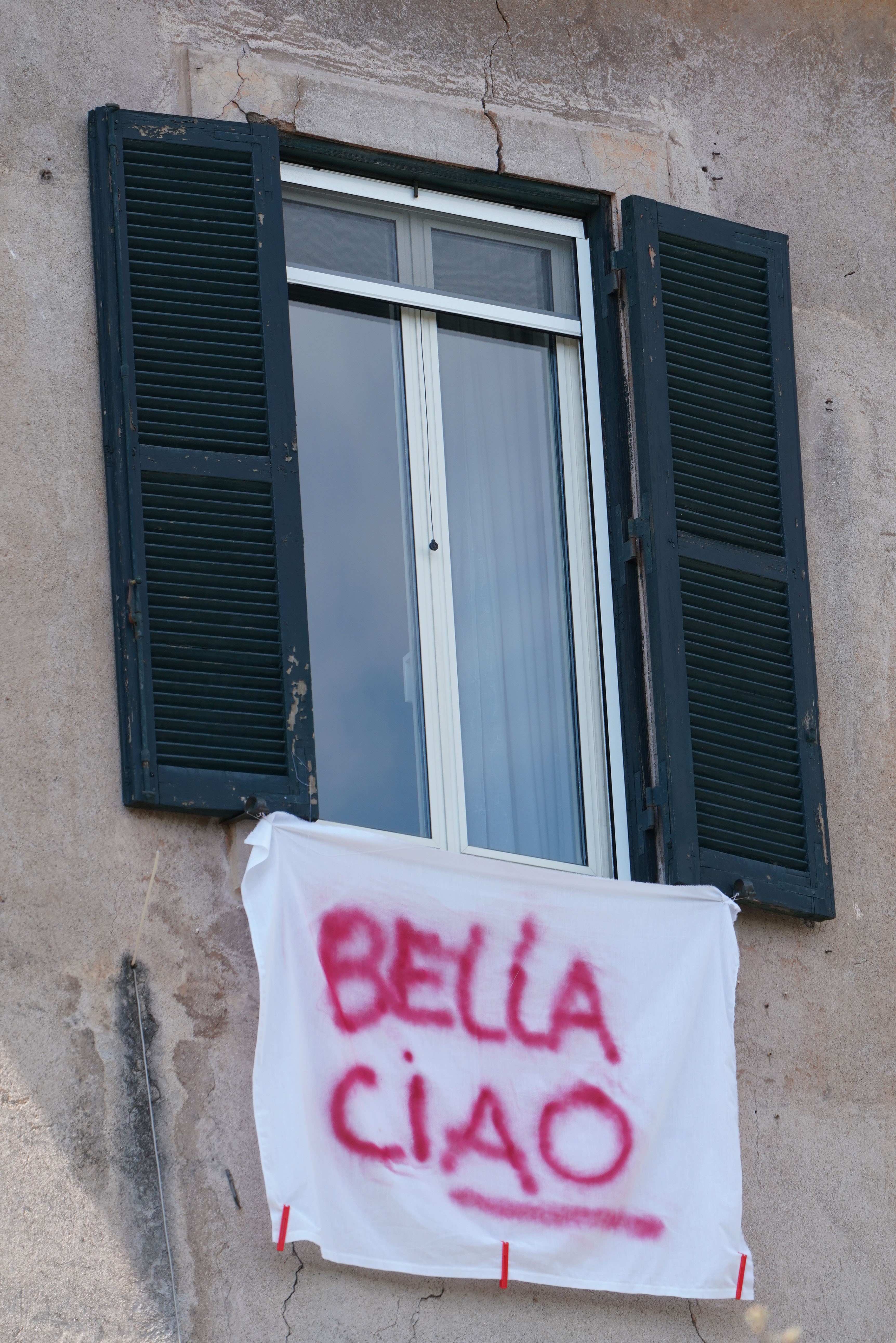 Insegna agli studenti “Bella ciao”, è polemica