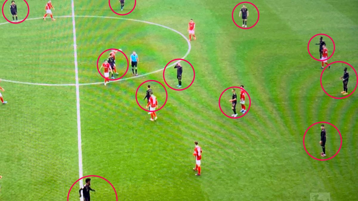 Pasticcio Bayern, gioca in 12 per qualche secondo: rischia la sconfitta a tavolino