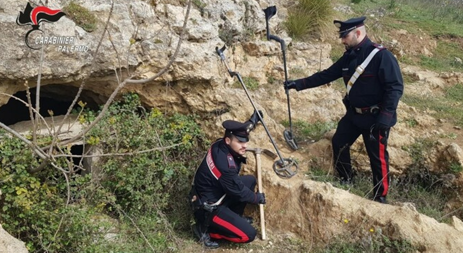 Tombaroli in azione nella necropoli “Monte Falcone”: cinque arresti