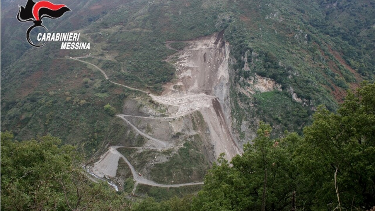 Santa Lucia del Mela, cava abusiva su terreno sottoposto a vincolo: sequestro e denuncia
