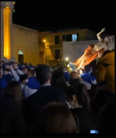 Ispica, statua del Cristo si sgancia durante la processione: tragedia sfiorata